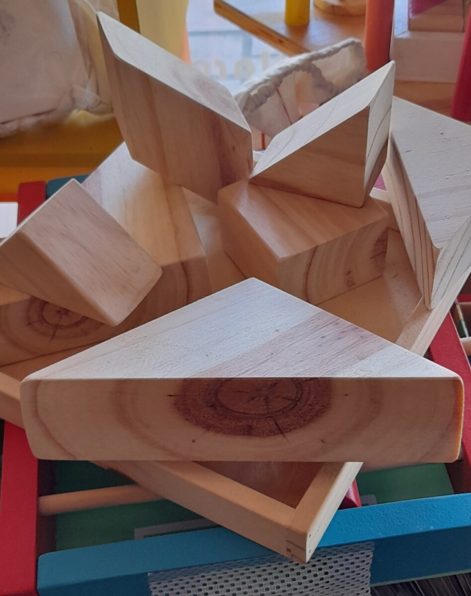 Tangram en bloques de madera tono natural