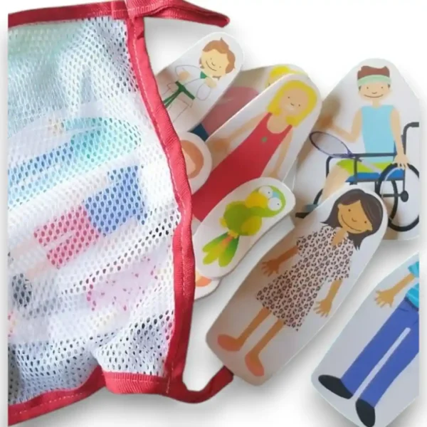 Familia al agua en bolsa de red para el baño