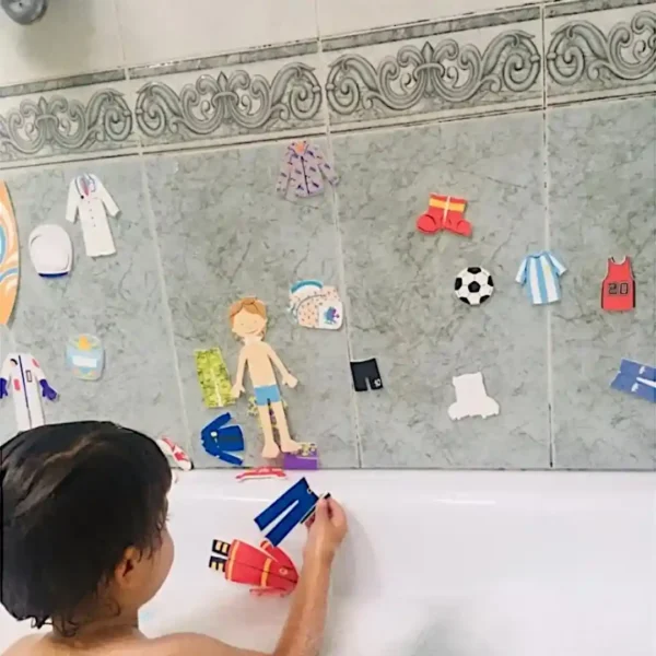 Chicos al agua en bolsa de red