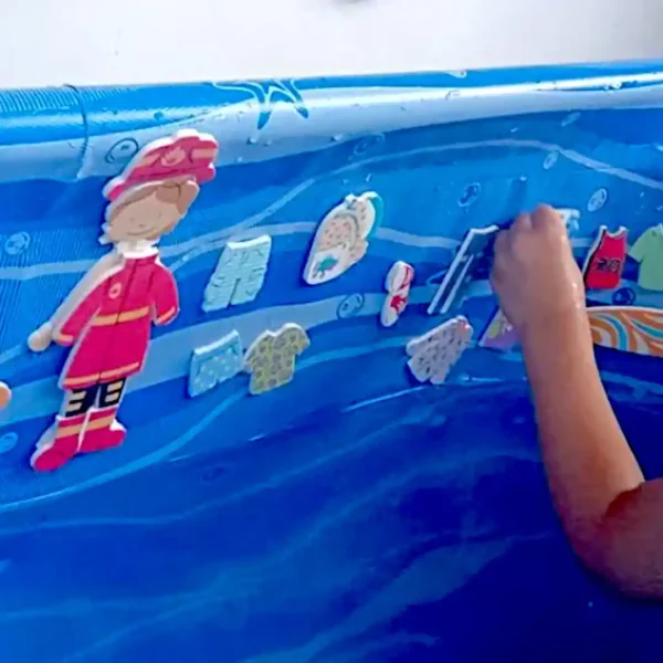 Chicos al agua en bolsa de red